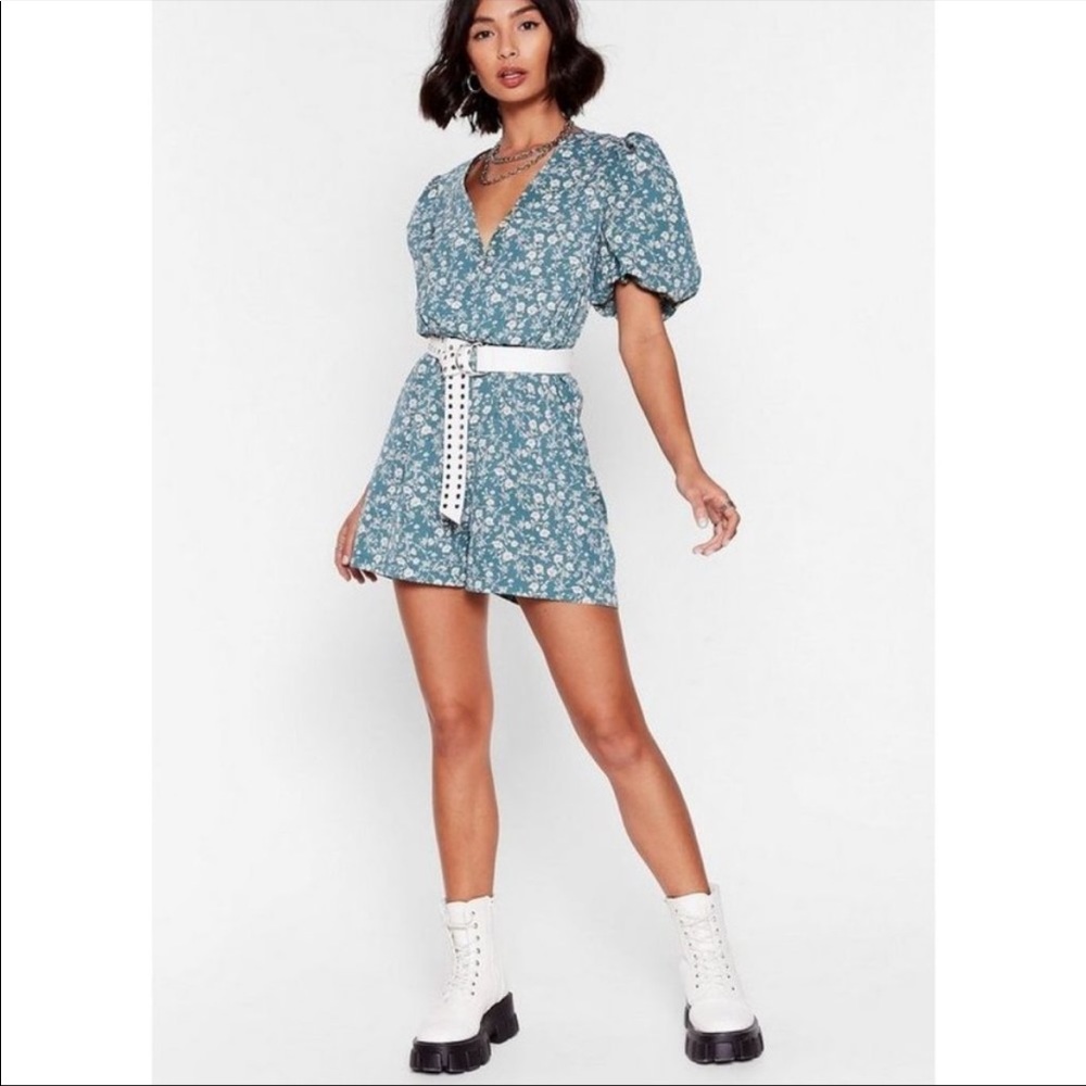 NASTY GAL- Floral Puff Sleeve Romper 🐬🌸